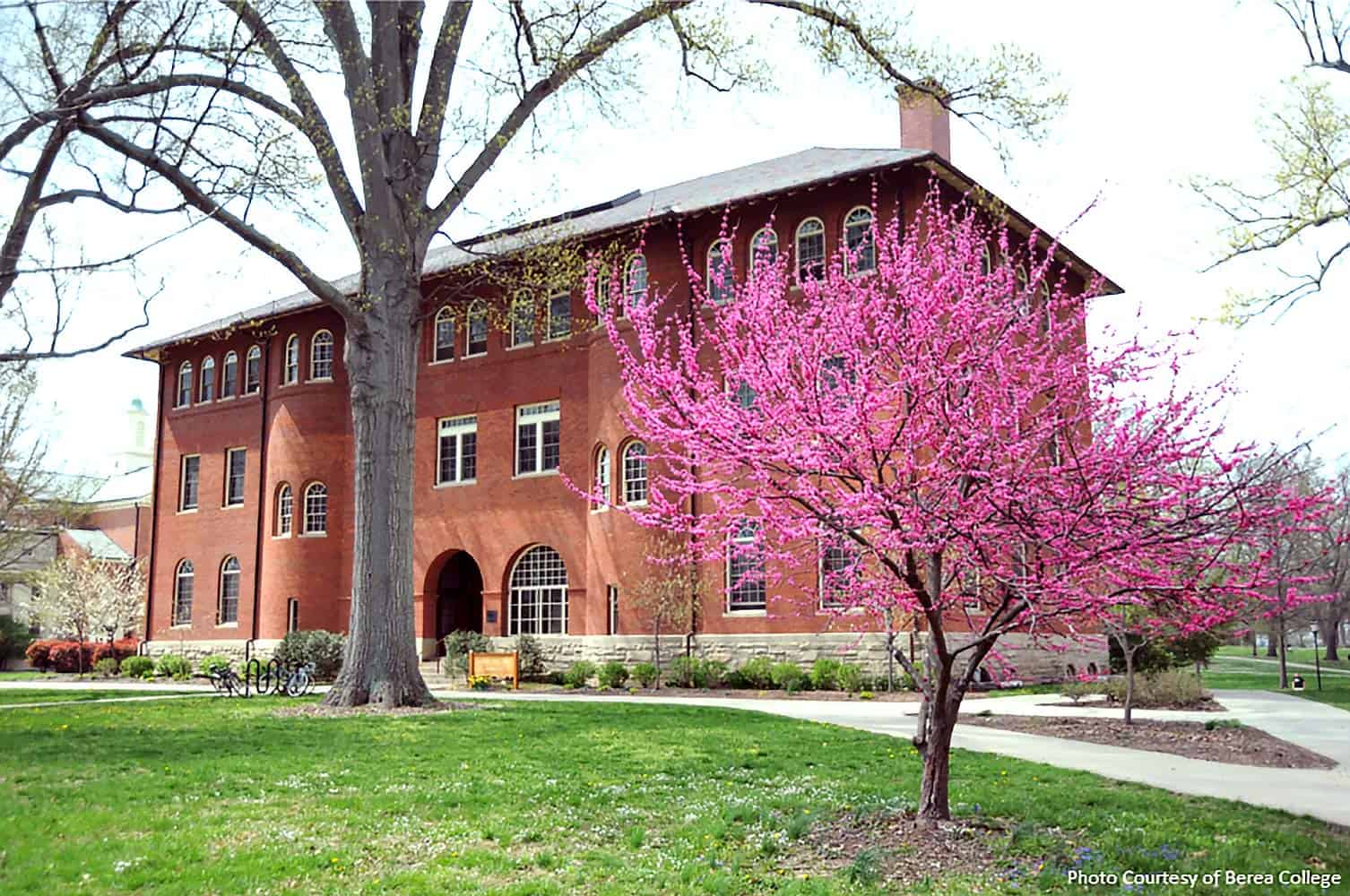 Picture of Lincoln Hall at Berea College